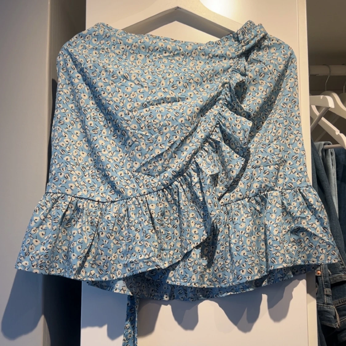 Blommig blå omlottkjol