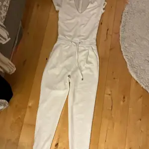 Säljer en stilren vit jumpsuit med korta ärmar och rund hals. Aldrig använd🤍
