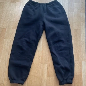 Svarta mjukisbyxor från Gina Tricot - Säljer ett par svarta mjukisbyxor från Gina Tricot i storlek XS. Byxorna har en elastisk midja och muddar vid bensluten. Perfekta för en avslappnad stil.🖤🖤🖤