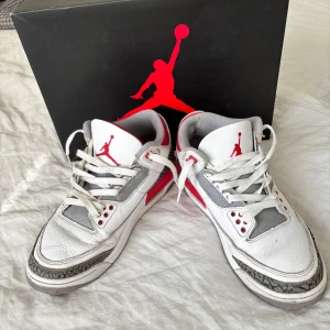 Jordan 3 carnival red - Använda men i fint skick.