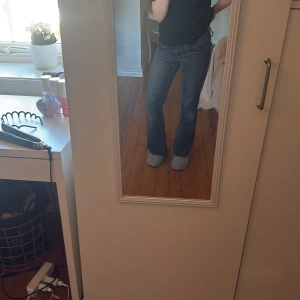 Svarta jeans från Gina Tricot - Säljer ett par svarta jeans från Gina Tricot. med knappar på bakfickor.🫶🏻