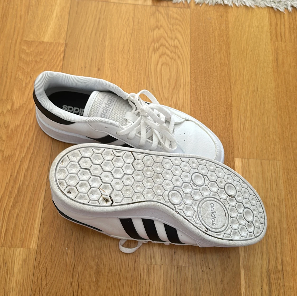 Vita och svarta sneakers från Adidas - 2