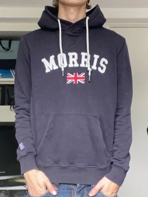 Morris hoodie - En stilren och snygg Morris hoodie med bra passform och snyggt tryck. Storlek S, bra skick. Han på bilderna är 179. Har du några frågor? Fråga på