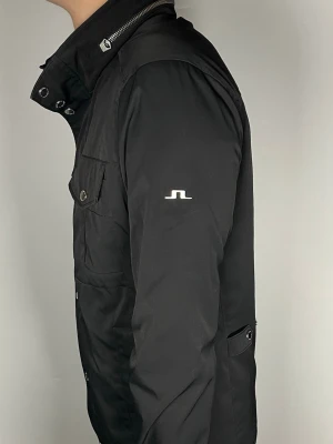 J.Lindeberg field jacket - 👕 Plagg: field jacket                                                          📏 Storlek: L                                                             🏷️ Märke/Modell: J.Lindeberg                                                ✨ Skick: Fint skick                                                        💬 Vid frågor är det bara att skriva!                                                                                          🛍️ Gramenti