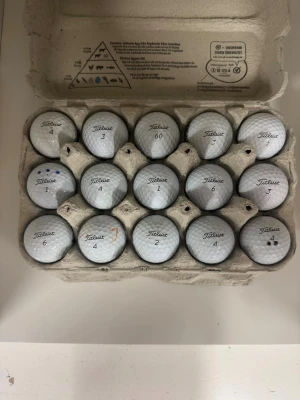 Säljer PROv1 - Säljer ett gäng vita golfbollar från Titleist, det är 15st bollar i jättefint skick, hör av er vid funderingar eller om priset.✅