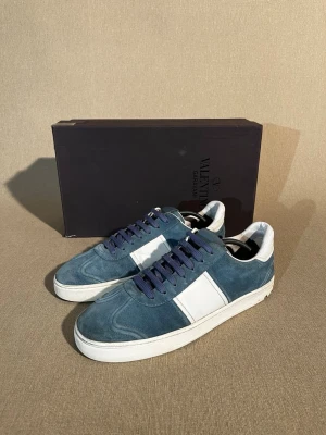 Valentino Flycrew - Storlek: 42 EU = 8 UK | Färg: Ljusblå | Skick: Okej skick (4 spikar har lossnat & några är slitna samt lite av sulan & lädret vid hälen har lossnat) | Material: Mocka | Tillbehör: Box, sko snörren & lapp | Pris: 2399kr | Dm för frågor.