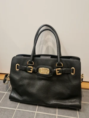 Michael Kors Hamilton Handväska. - Knappt använd, har tappat lite färg på knapparna under. Utöver det i mycket fint skick.