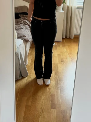 Svarta bootcut jeans - Säljer ett par svarta bootcut jeans med låg midja. Jeansen har en snygg, enkel look och är perfekta till vardagen. Bra skick!!orginalpris 999kr