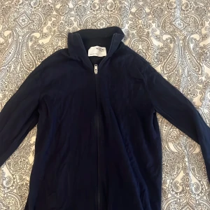 zip tröja  - Selected Homme zip-tröja  Snygg zip-tröja från Selected Homme. Storlek S och i nyskick.  Stilren och lättmatchad modell som passar perfekt till vardags.  💰 Pris: 249 kr