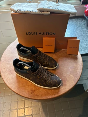 Louis Vuitton Luxembourg skor  - Tjena! Säljer ett par feta Louis Vuitton Luxembourg sneakers  | 8/10 skick (lite creasade och lite slitna inuti) |  storlek 43| tillbehör : Box, dustbag x2, extra lace, kvitto   | kom dm för fler funderingar! 