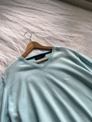Stickad tröja - Henri lloyd  - Snygg och klassisk stickad tröja från Henri Lloyd i blått. Tidlös modell som passar lika bra till jeans som till chinos. Stilren design med den välkända Henri Lloyd-känslan.  📌 Märke: Henri Lloyd 🎨 Färg: Blå 🧶 Material: Stickad 📏 Storlek: L ✨ Skick: mycket bra skick.  Hör gärna av dig om du vill ha fler bilder eller mått!