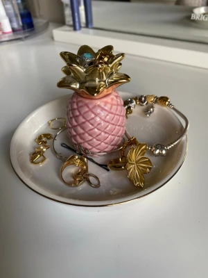 Smyckes fat med en rosa annanas  - Smyckes fat med en annanas i mitten 