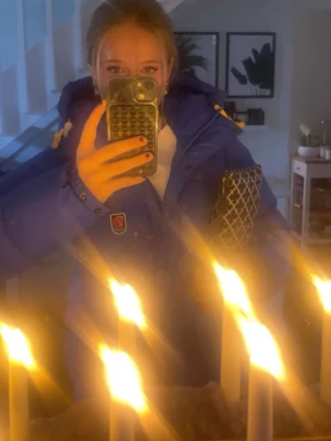byta fjällräven - Hej! Jag har en fjällräven dammodell i storlek xs! Köpte den i slutet av november så hade den en vinter bara. Den är sparsamt använd och inga fel på den, älskar verkligen denna jackan men vill ha en i storlek s i en annan färg helst svart eller marinblå! Men kom med era jackor ändå som förslag. Kan skicka bild på lapparna inuti också såklart! Ska vara i samma dam modell som min!!!!