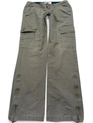 Lågmidjade cargopants - (Bilder från personen jag köpte av) Så snygga cargobyxor köpa på Depop i USA! Mått: Waist 14.75 inches, rise 7 inches, inseam 31 inches, bottom hem 8.75 inches😇 Skulle säga storlek 34/XS