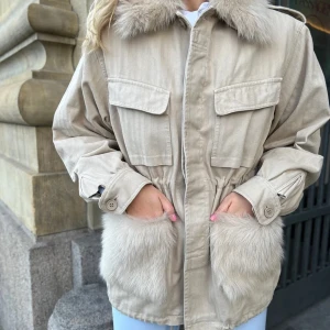 Custommade jacka - Intressekoll på min custommade Windie jacka i den beiga färgen. Lånade bilder, skickar egna vid förfrågan. 