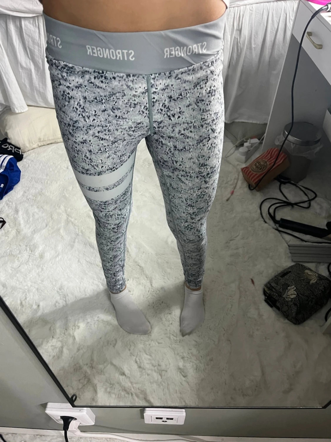 Gråmönstrade leggings från Stronger - 1