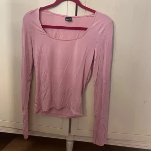 Tröja -  tröja med slits vid handlanden💗