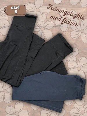 Träningstights – 3 st med fickor, strl S | Training leggings with pockets  - 3 st träningstights i storlek S.  • 2 par svarta + 1 par grå/"ljus"svart • Praktiska fickor • Hög midja • Stretchigt träningsmaterial • Storlek S  Säljs tillsammans som ett paket. Skick: Se bilder för skick och detaljer.