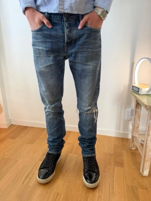 All saints - All saints jeans 30/32. Modellen är ca 175cm.  Mått: 42/106.                                Hör av er vid mer info🙌