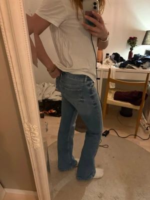 Ljusblå bootcut jeans - Säljer ett par ljusblå bootcut jeans från Lee low waist Jessica. Säljer då jag sällan använder de och blivit för stora. De sitter jättebekvämt och har en fin åtsittande passform💕 öppen med priser