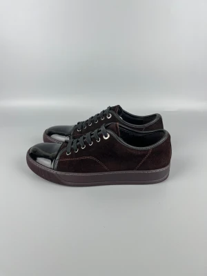 Lanvin Dbb1 Patent Cap Toe Sneaker Burgundy | 41 - Lanvin sneakers i burgundy/vinröd färg, mycket gott skick. Storlek 41, utan tillbehör.