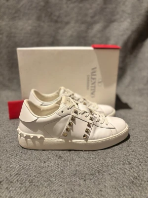 Valentno rockstud - Säljer ett par Valentino Rockstuds i mycket fint skick. Storlek: 37 Skick: 9,6 Färg: Vit alla nitar kvar!  Några creeses men som såklart kommer vid användning: Ingår: box samt valentino kort 💰 Pris: 2399 kr Snabb affär prioriteras – seriösa bud välkomna. Skriv gärna för fler bilder eller frågor.
