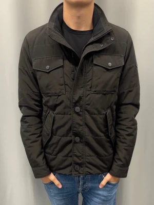 J.Lindeberg fieldjacket - Skick 8/10, modellen är 185 cm och väger ca 75 kg och den sitter bra. 
