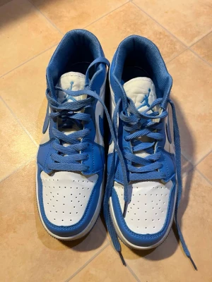 Nike Air Jordan 1 Low Blå/Vit EUR 43 - Air Jordan 1 Low in University Blue/White colorway. Size US 9, UK 8, EU 43. Good used condition, see photos.