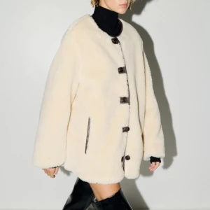 HELT NY OANVÄND Populär / slutsåld Gräddvit / ljusbeige teddyjacka H&M, XS - HELT NY oanvänd populär/slutsåld/trendig gräddvit/ljusbeige snygg och bekväm teddyjacka med stora mörka knappar framtill och rund hals. Jackan har lång ärm och två sidofickor. Perfekt för dig som vill ha en mysig och trendig look i vår. Storlek XS. Passar eventuellt även någon med Small. (Korthåriga modellen på bilden bär Medium. Den blonda yngre modellen bär XS.) FELFRI. NYPRIS I BUTIK: 549 kr.