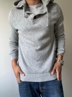 Abercrombie & Fitch Stickad Hoodie - Riktigt snygg stickad hoodie fr Abercrombie & Fitch | Mycket bra skick | Storlek M | Modell: 175cm, 69kg