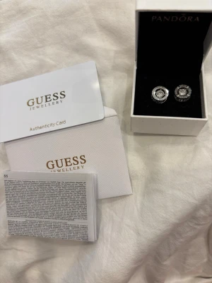 Guess silver örhängen - Säljer ett par Guess örhängen som är oanvända och därav i perfekt skick. Det som finns på bilden medföljer, förutom lådan. Pris kan diskuteras☺️✨