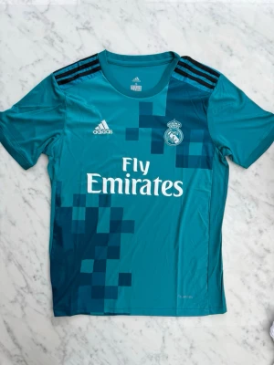 Real Madrid fotbollströja  - Helt ny! Kom privat för fler frågor.