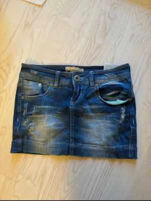 Low waist jeanskjol - Jättefina jeanskjol, köpta i Slovenien för två år sedan❤️Storlek 32 men passar mig som har xs/s. Mått: 30 cm i längd, 34 cm tvärs över midjan med kan stretcha ut till 38 cm❤️