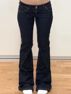 ultra lowrise bootcut jeans  - jättefina jeans, chic modell och tvätt midja 36  innerben 80 passar s och är stretchiga med bekväm passform    