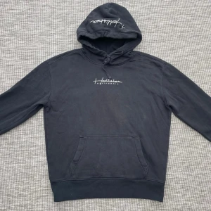 Hollister hoodie - Säljer nu denna riktigt feta Hollister hoodien!👏 Skick: 9/10🌟 Storlek: S🤝 Hör gärna av er vid frågor eller funderingar🤗