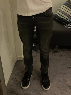 Mörk gråa Gstar jeans - Snygga svarta Gstar jeans. Storlek 29W L30