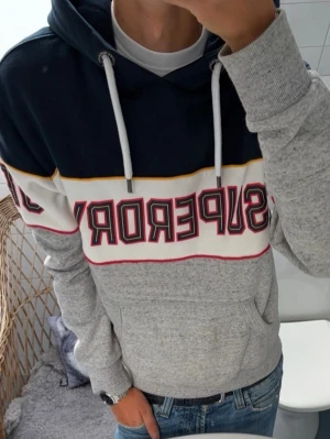 Superdry Hoodie ~ Vintage - Vintage Unik Superdry Hoodie  | Storlek: M | Passform: Normal Fit | Färg: Marinblå/Grå/Vit | Skick: 9/10 Inga defekter | Pris ej hugget i sten! 🏄‍♂️