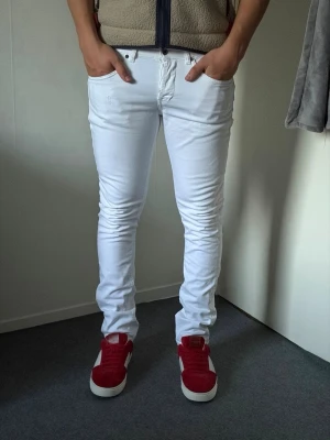 Dondup George| 32 - Vita Dondup George jeans Skinnyfit| Storlek 32| Skick 10/10|Hör av dig vid minsta fundering| Sell.ArchiveSS