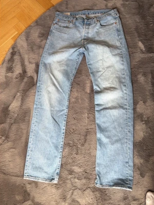 Levis 501  - Säljer ett par Levis 501, använda fåtal gånger storlek 33/34