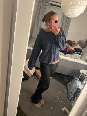 Blå stickad tröja med mönster - Blå stickad tröja från Lindex med ett detaljerat hålmönster. Tröjan har rund halsringning, långa ärmar och ribbade muddar. Perfekt för dig som gillar en mysig och trendig look för exempelvis hösten. 