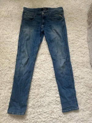 Replay jeans - Replay anbass jeans. Bra skick men med ett litet hål som knappt märks. 31/32