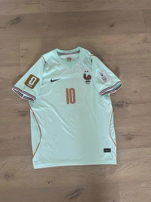 Frankrike 2026 borta - Helt ny aldrig använd Frankrike T-shirt med Mbappe på ryggen. Hör av er vid frågor eller funderingar!