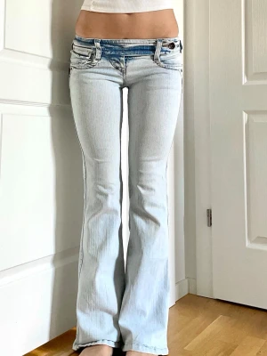 Ljusblå bootcut lågmidjade GANT jeans - Mycket ljusa och lågmidjade jeans från Gant, i en figurnära passform och stretchig jeanstyg, och jättefina fickor, strl XS men passar även en mindre S (jag brukar ha S-M för referens, är också 173)💗 midja 35cm tvärsöver (+stretch), innerbenslängd 78cm, grenhöjd 17cm 