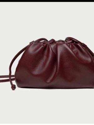 Raffinato clutch väska vinröd - Så fin men säljer då jag har för många väskor, tvättat väskan i och utvändigt 💗