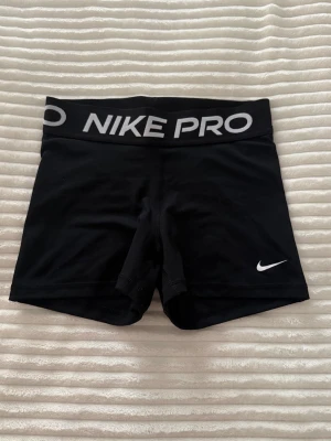 Träningsshorts - Nike Pro träningshorts, i princip aldrig använda då de är lite små för mig. 