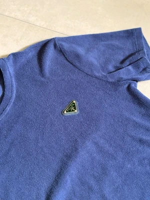 Marinblå Prada shirt frotté - Marinblå Prada tröja i matrialet frotté, väldigt bra kvalitet. Helt ny