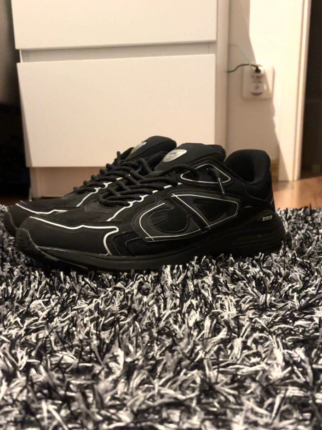 Svarta sneakers med vita detaljer