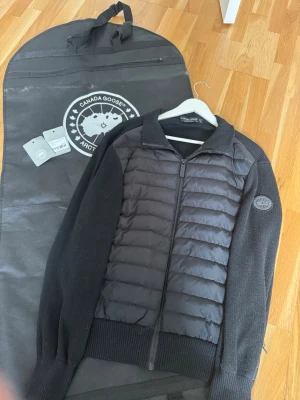 Canada goose cardigan - Canada goose hybrid storlek L sitter som en M allt på bilderna medföljs använd fåtal gånger 