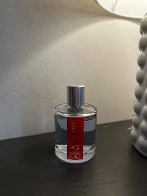 Azzaro sport 100ml  Edt - Säljer min Azzaro Sport 100 ml. Det är ca 95 ml kvar.  Flaskan är i fint skick och har endast använts lite. Säljs då den inte kommer tillräckligt mycket till användning.  📦 Skickas väl emballerad. 💬 Hör gärna av dig vid frågor!