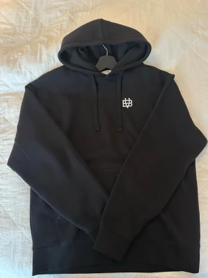 Bvaldi hoodie, HELT NY - Säljer en svart bvaldi hoodie som är helt ny. Tröjan har ett need money for Porsche på ryggen, en riktigt clean design. Tröjan är i storlek L. Jag är 181 cm lång och den passar mig bra. Pris kan diskuteras nypris 1000kr